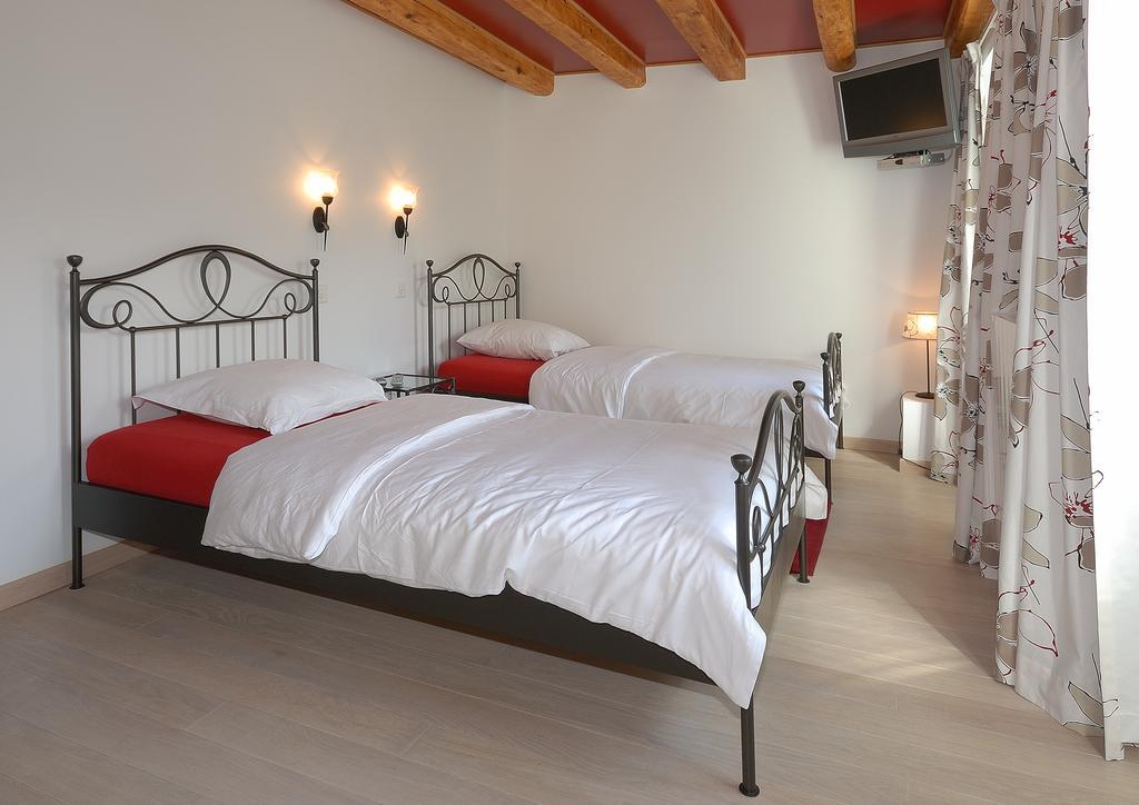 Auberge De Dully Стая снимка